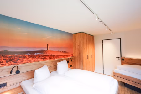 Schlafzimmer mit Doppelbett und Einzelbett