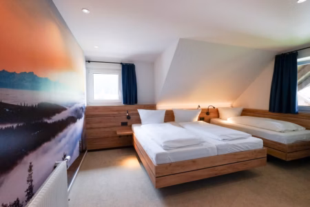 Schlafzimmer mit Doppelbett und Einzelbett